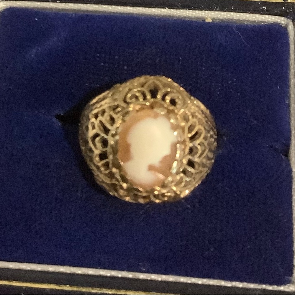 Vintage Gold Filigree Cameo Ring